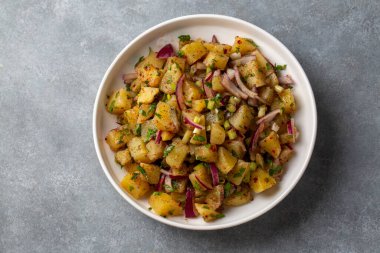 Maydanoz ve soğanlı patates salatası