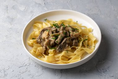 Kremalı mantar soslu makarna ve stroganoff.