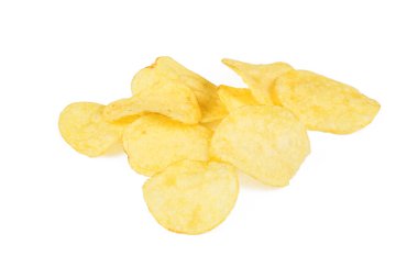 Beyaz arka planda ince dilimler halinde yağlı, tuzlu patates cipsi.