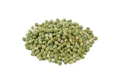 Beyaz arkaplanda kurumuş bezelye baklagilleri.