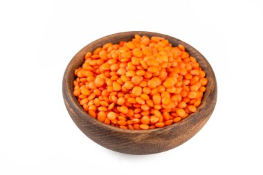 Beyaz arka planda kurumuş kırmızı mercimek