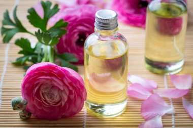 Pembe ranunculus çiçekleri gerekli yağ