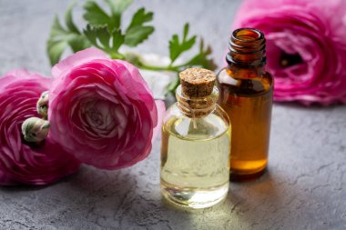 Pembe ranunculus çiçekleri gerekli yağ