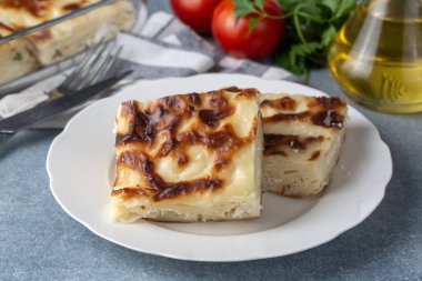 Lezzetli Türk yemekleri; tepsi hamur işi; (Türkçe adı; Su boregi)