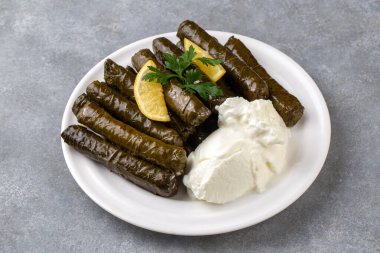 Geleneksel Türk mutfağından; yoğurtla doldurulmuş üzüm yaprakları - Dolmathes, Türkçe isim; yaprak sarmasi, dolma