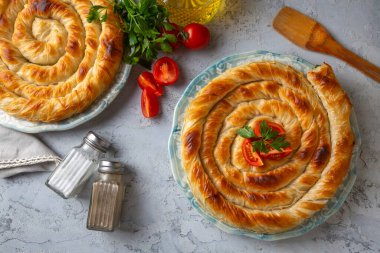 Türk Tepsi Boregi, Yuvarlak Borek, Tepsi hamur işi (Türkçe adı; rulo borek - ispanakli borek)