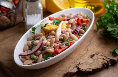 Türk yemekleri; kurutulmuş fasulye salatası (Türkçe adı; piyaz)