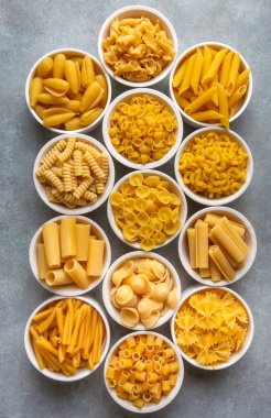 Farklı lezzetlerde pişirilmemiş makarna, İtalyan makarnası duvar kağıdı, değişik tipte makarna ve şekilli kompozisyon