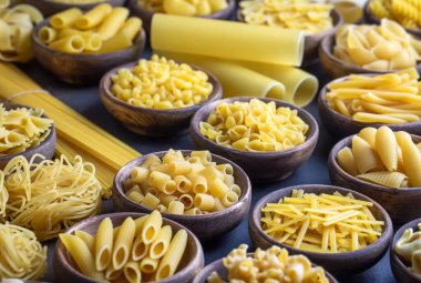 Farklı lezzetlerde pişirilmemiş makarna, İtalyan makarnası duvar kağıdı, değişik tipte makarna ve şekilli kompozisyon