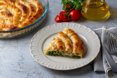 Türk Tepsi Boregi, Yuvarlak Borek, Tepsi hamur işi (Türkçe adı; rulo borek - ispanakli borek)