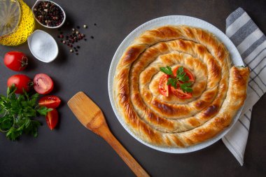 Türk Tepsi Boregi, Yuvarlak Borek, Tepsi hamur işi (Türkçe adı; rulo borek - ispanakli borek)