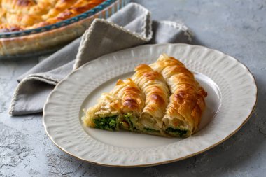 Türk Tepsi Boregi, Yuvarlak Borek, Tepsi hamur işi (Türkçe adı; rulo borek - ispanakli borek)