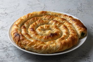 Türk Tepsi Boregi, Yuvarlak Borek, Tepsi hamur işi (Türkçe adı; rulo borek - ispanakli borek)