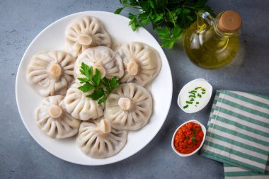 Geleneksel Gürcistan yemeği - Hinkali - Khinkali haşlanmış khinkali kuzu eti veya peynirli