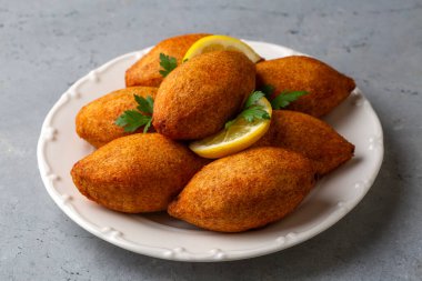 Kibbeh, Orta Doğu mutfağında (Türkçe: icli kofte) popüler bir yemektir.)