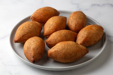 Kibbeh, Orta Doğu mutfağında (Türkçe: icli kofte) popüler bir yemektir.)