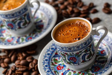 Bir fincan Türk kahvesi veya Yunan kahvesi