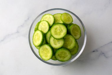 Kâsede taze salatalık dilimleri