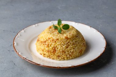 Geleneksel lezzetli Türk yemekleri, vermicelli bulgur pilavı (Türkçe adı; arpa sehriyeli bulgur pilavi)