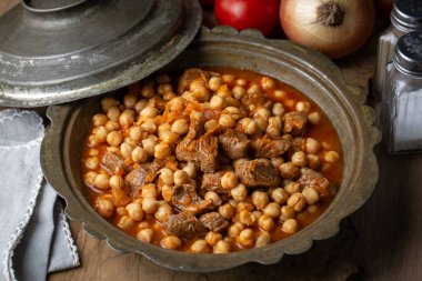 Geleneksel lezzetli Türk yemekleri; etli Türk Gıda Nohutları. Türkçe adı: Etli nohut