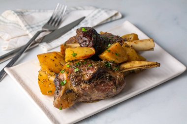 Shinbone eti (Türkçe: incik), fırında kuzu inciği ve patates tabağı