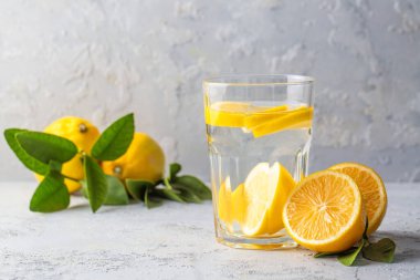 Limon dilimli bir bardak su - limonlu su