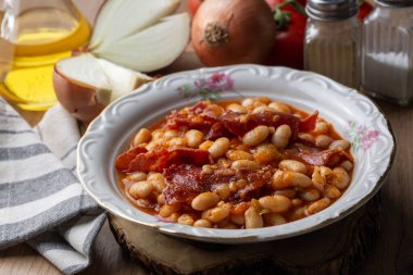 Geleneksel Türk mutfağından; pastırmalı kuru fasulye, pastırma fasulyesi. Türk adı: Pastirmali Kuru Fasulye