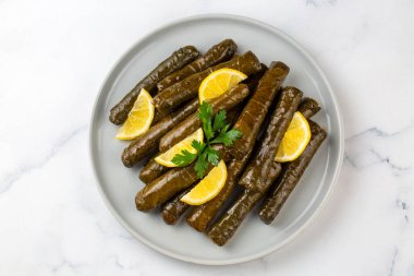 Geleneksel Türk mutfağından; yoğurtla doldurulmuş üzüm yaprakları - Dolmathes, Türkçe isim; yaprak sarmasi, dolma