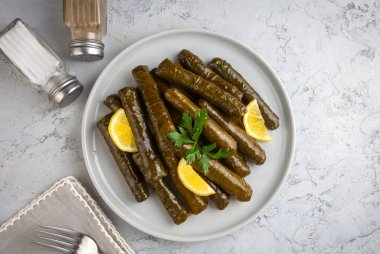 Geleneksel Türk mutfağından; yoğurtla doldurulmuş üzüm yaprakları - Dolmathes, Türkçe isim; yaprak sarmasi, dolma