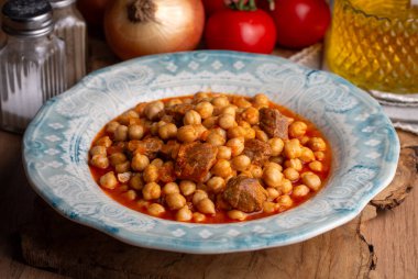 Geleneksel lezzetli Türk yemekleri; etli Türk Gıda Nohutları. Türkçe adı: Etli nohut