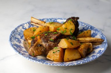 Shinbone eti (Türkçe: incik), fırında kuzu inciği ve patates tabağı