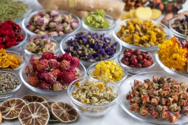 Kuru bitki çayı konsepti. Şifalı bitkiler şifalı bitkiler ve alternatif tıp.