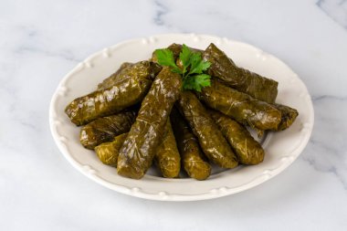 Geleneksel Türk mutfağından; yoğurtla doldurulmuş üzüm yaprakları - Dolmathes, Türkçe isim; yaprak sarmasi, dolma