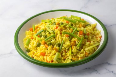 Sebze pilavı. Vejetaryen yemeği. Türkçe adı: Sebzeli pilav