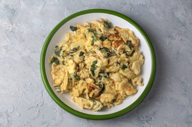 Bu lezzetli sebzeli omlet yumurta ve çeşitli otlarla hazırlandı..