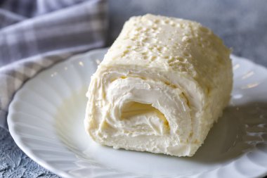 Türk kremalı süt ürünü. Türk kahvaltısı için bir bardak sütlü pıhtılaşmış krema. (Türkçe adı; kayak)