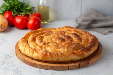 Türk Tepsi Boregi, Yuvarlak Borek, Tepsi hamur işi (Türkçe adı; rulo borek - ispanakli borek)