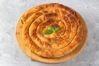 Türk Tepsi Boregi, Yuvarlak Borek, Tepsi hamur işi (Türkçe adı; rulo borek - ispanakli borek)