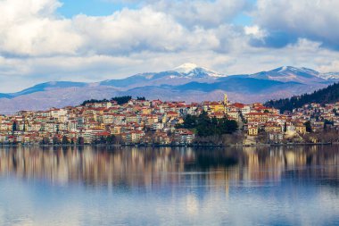 Yunanistan 'ın kuzeyinde Kastoria kenti ve Orestiada Gölü' nün havadan görünüşü.
