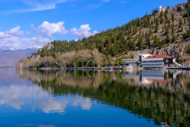 Yunanistan 'ın kuzeyinde Kastoria kenti ve Orestiada Gölü manzarası.
