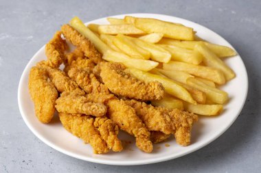 Ev yapımı çıtır tavuk ve patates kızartması.