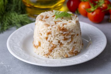 Geleneksel lezzetli Türk yemekleri; Türk usulü pirinç pilavı (Türkçe adı; Arpa sehriyeli pirinc pilavi)