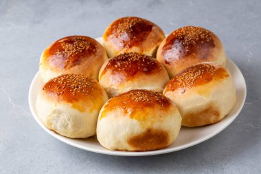 Geleneksel lezzetli el yapımı Türk hamur işi peynirli hamur işi (Türkçe adı: pogaca))