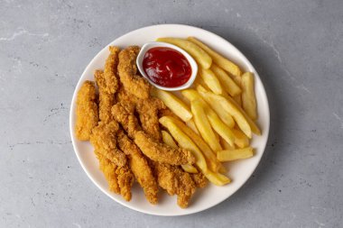 Ev yapımı çıtır tavuk ve patates kızartması.