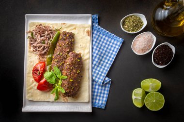 Geleneksel lezzetli Türk mutfağı, Adana ve Antep bölgelerine ait kebap türü, ızgara şam fıstıklı kebap. Türkçe adı: Fistikli kebap