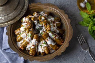 Lezzetli dolma (sarma) doldurulmuş üzüm yaprağı pilav, beyaz yoğurt sosu. Lübnan Dolma Sarması tabakta. Lübnan Türk mutfağı, Yunan ortadoğu mutfağı. (Türkçe adı: Yaprak sarma)