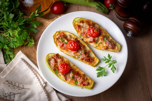 Et, sebze ve peynirle doldurulmuş kabak. Kabak tekneleri. Türkçe adı: kabak sandalet
