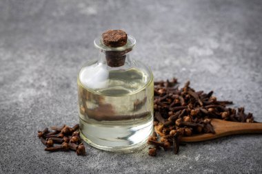 Şişedeki karanfil yağı..