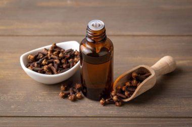 Şişedeki karanfil yağı..