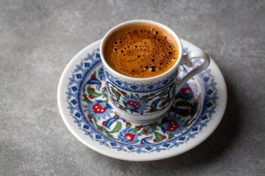 Geleneksel lezzetli Türk kahvesi veya Yunan kahvesi